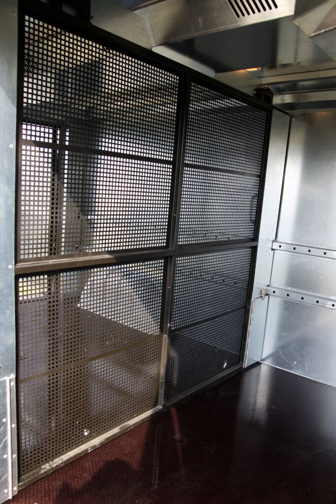 furgoneta de carga con jaula